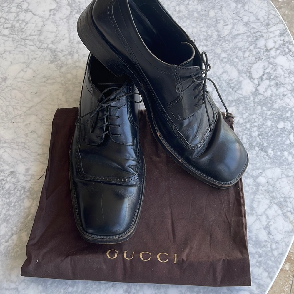 Men’s Gucci lace up business shoe.